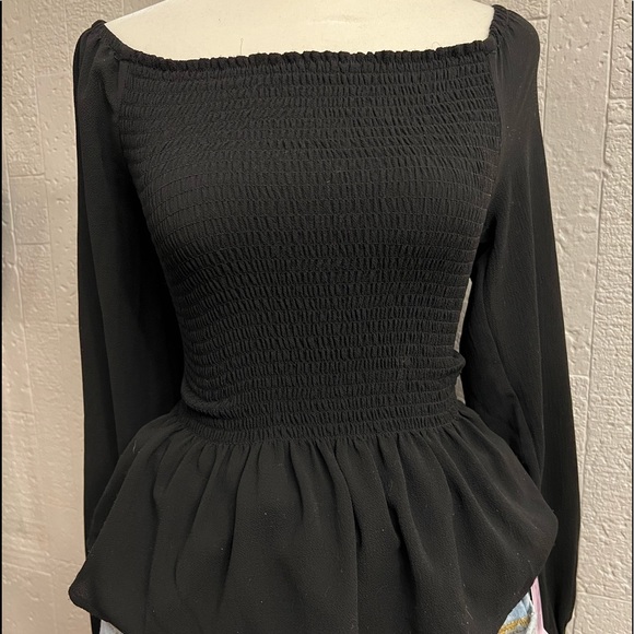 small blouse - Picture 5 of 6